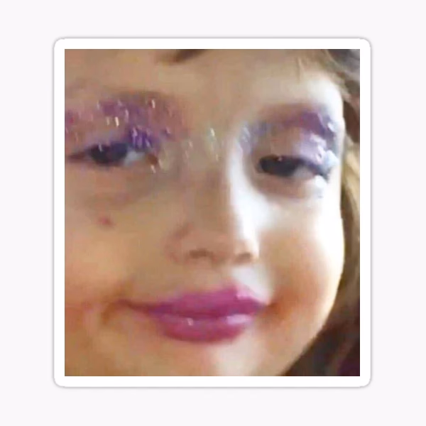 ¿Quién es la niña que se maquilla y hace caras?