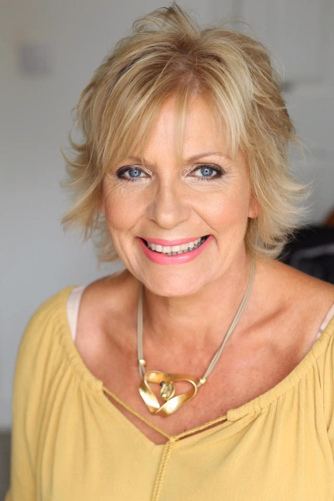 What color lipstick should the mother of the bride wear?