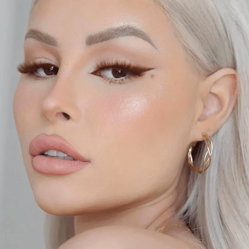 How to do makeup in summer for beginners?