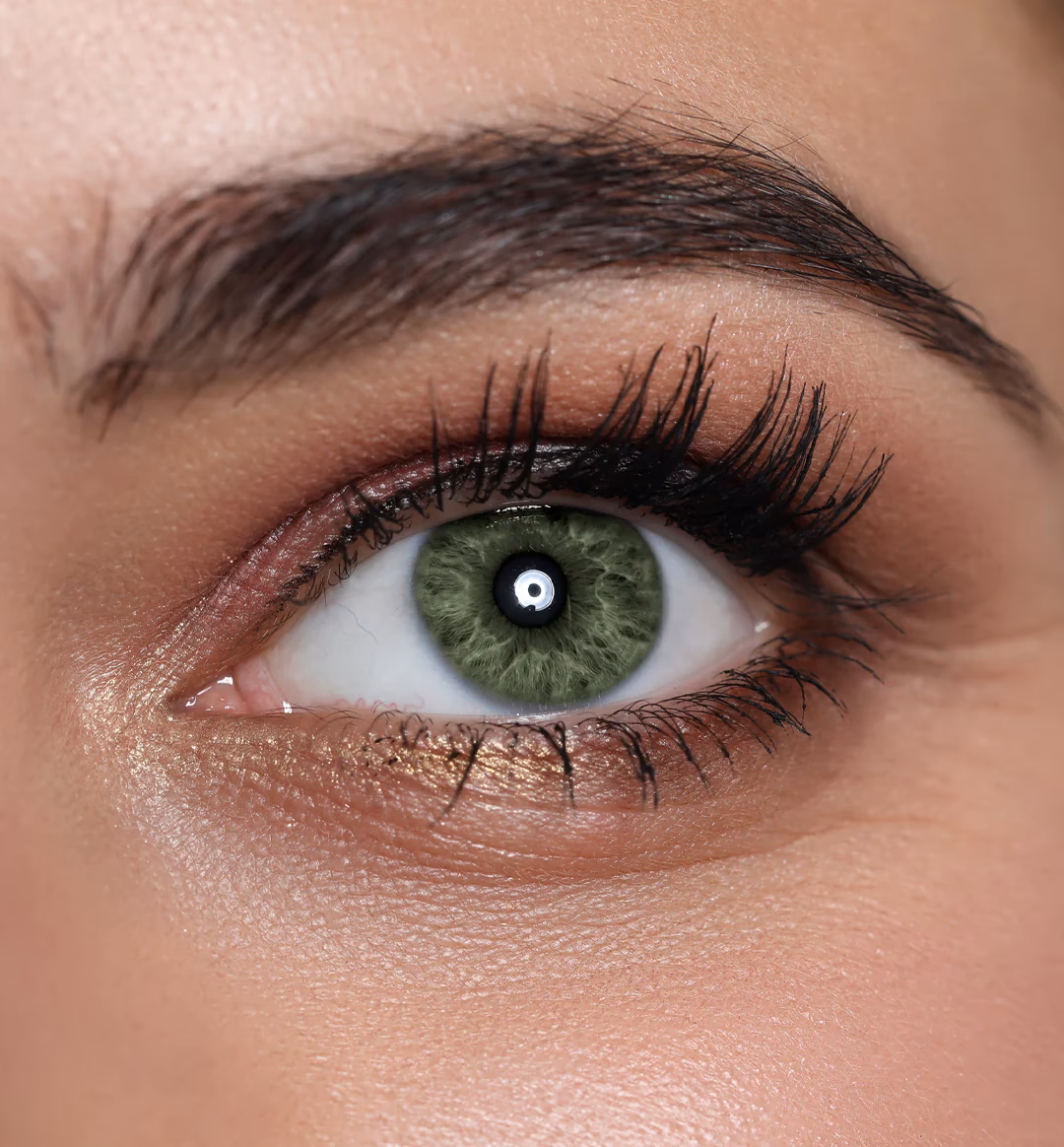How can I make my green eyes pop naturally?