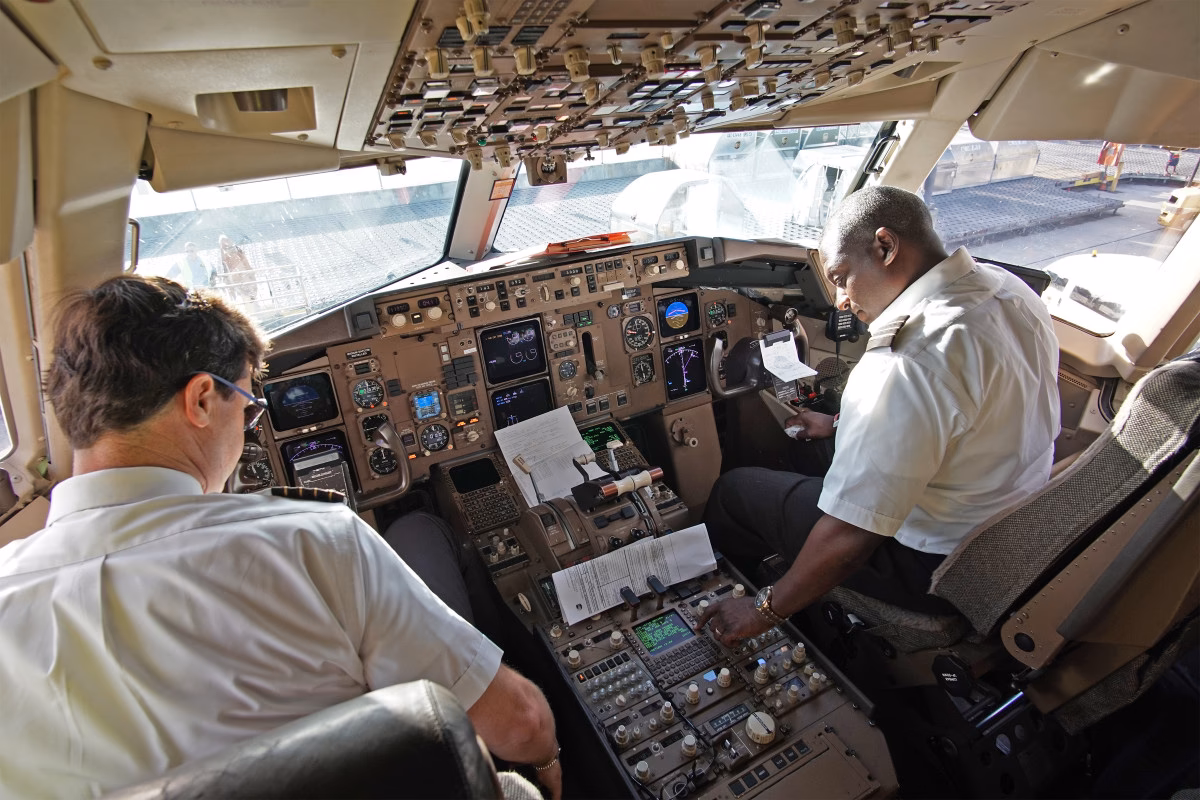 How much does a USPS pilot make?