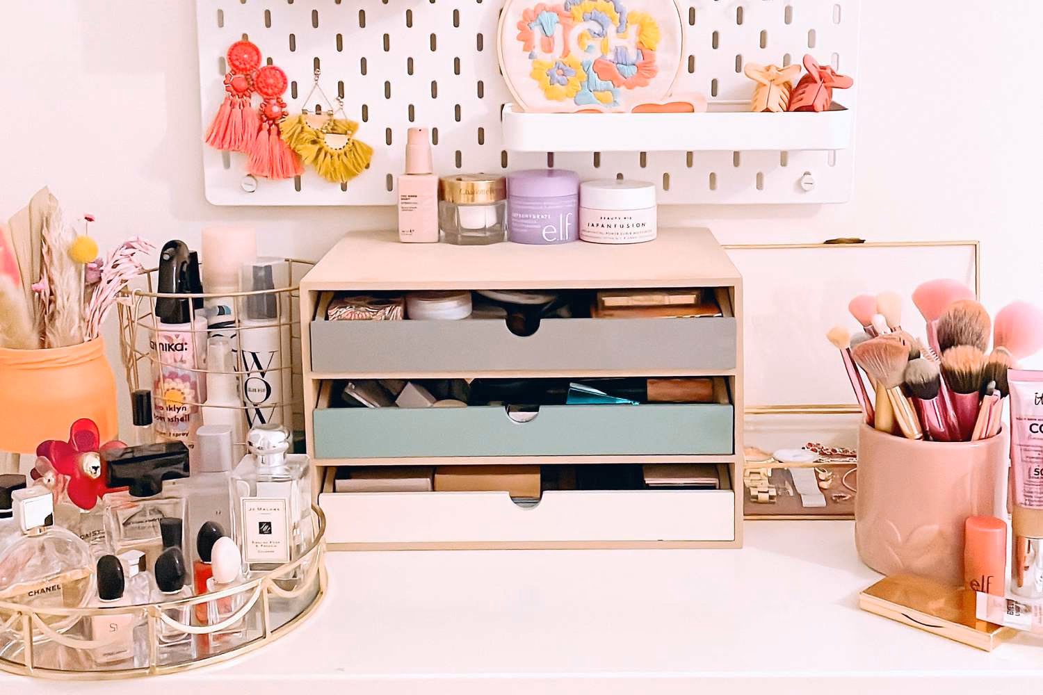 What's the best way to organize makeup?
