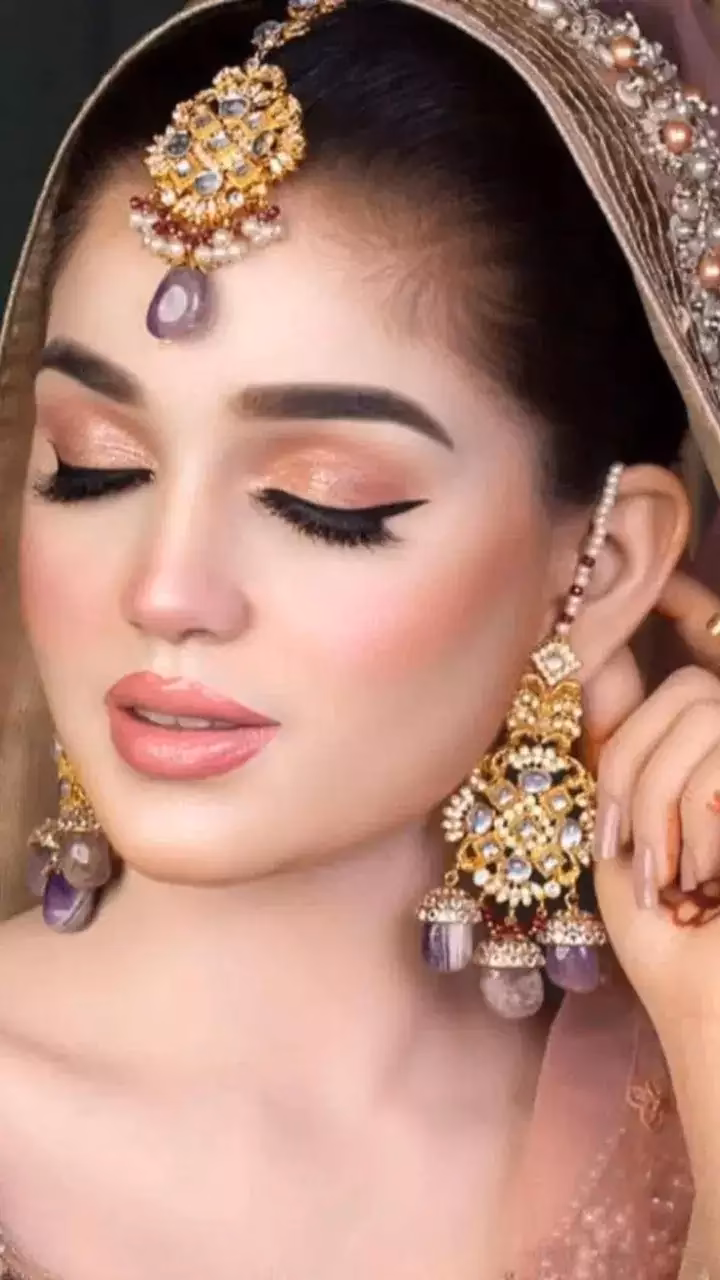 Who is no 1 makeup artist in Pakistan?