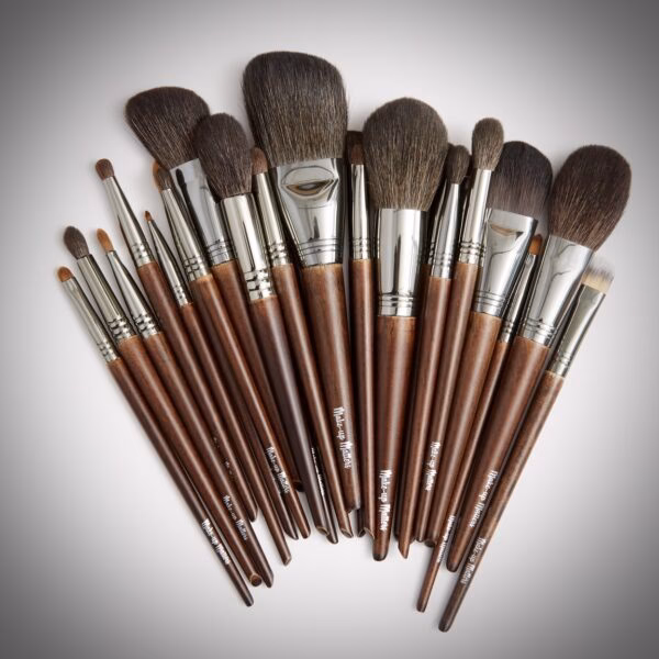 What is the everyday essentials makeup brush set?