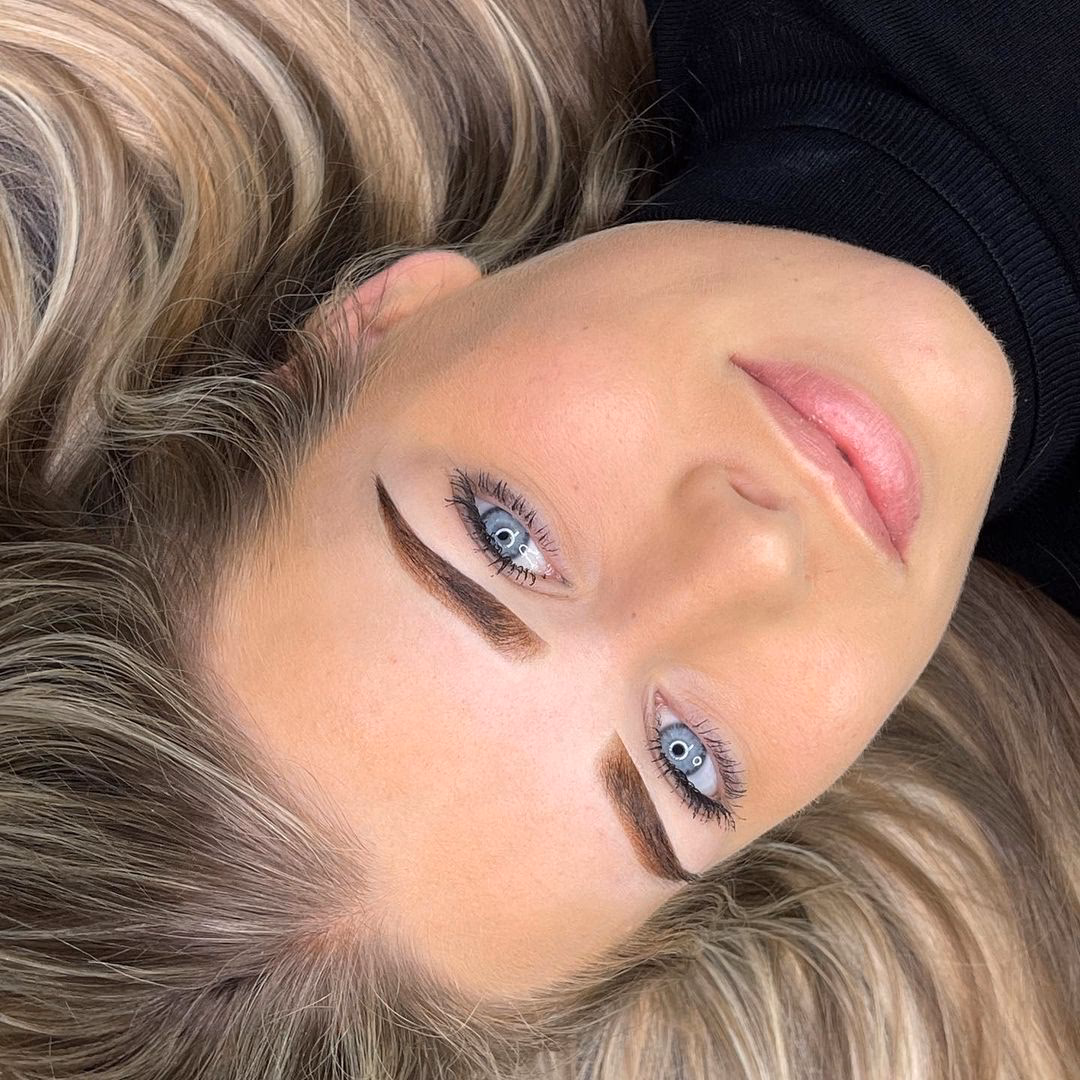 Hoe lang blijft permanente makeup zitten?