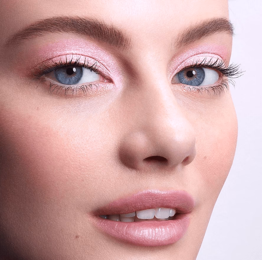 Who can wear pink eyeshadow?