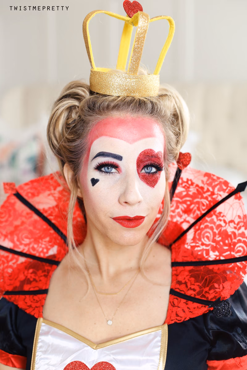 What makeup does the Queen wear?