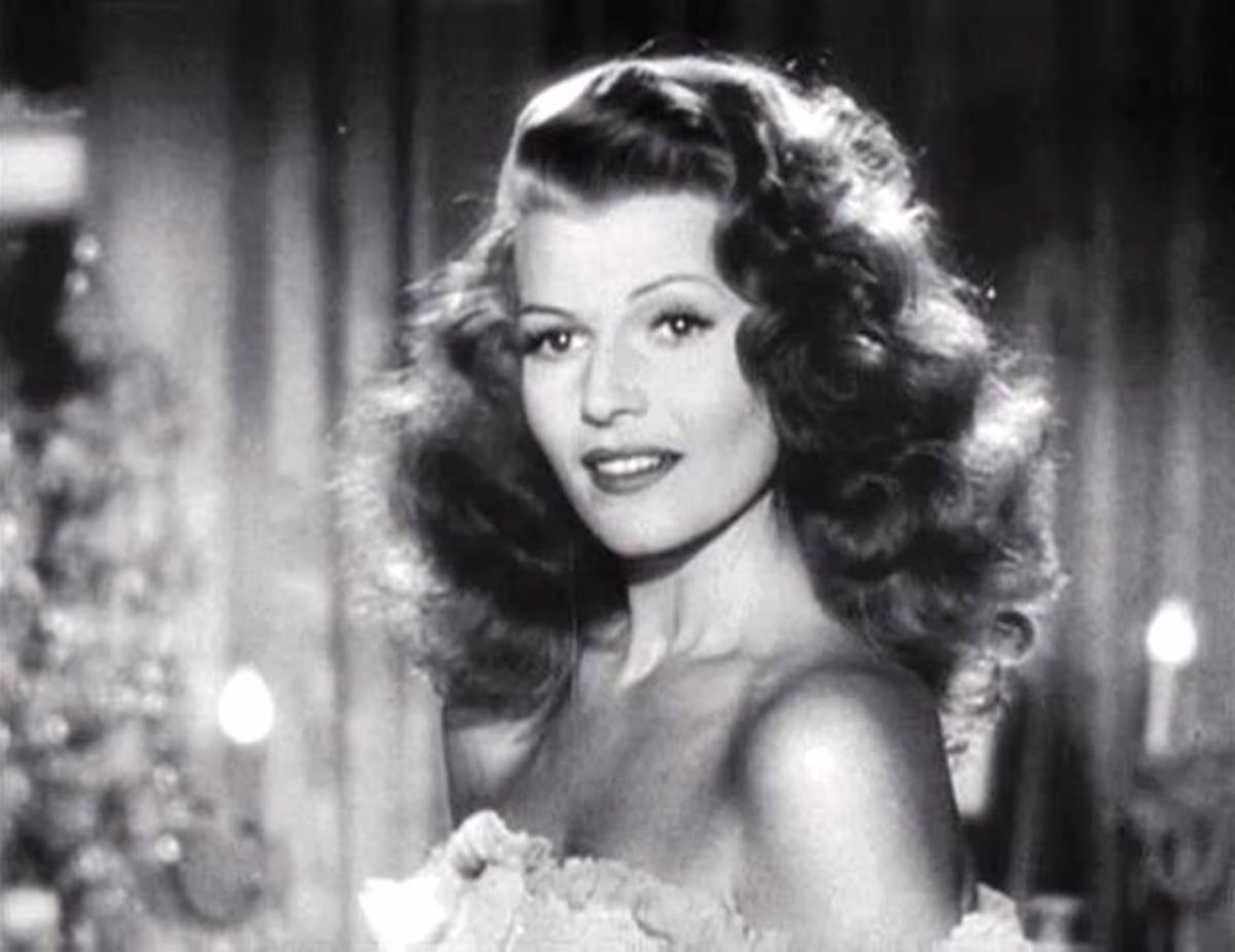 Did Rita Hayworth wear false eyelashes?