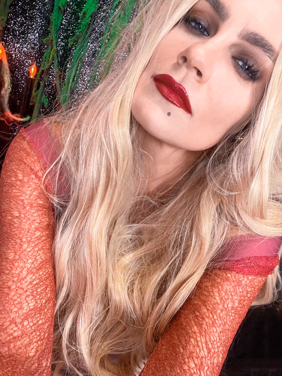 What is Sarah Sanderson's physical appearance?