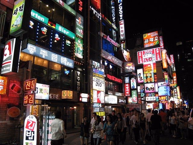 What is the famous street in Seoul?