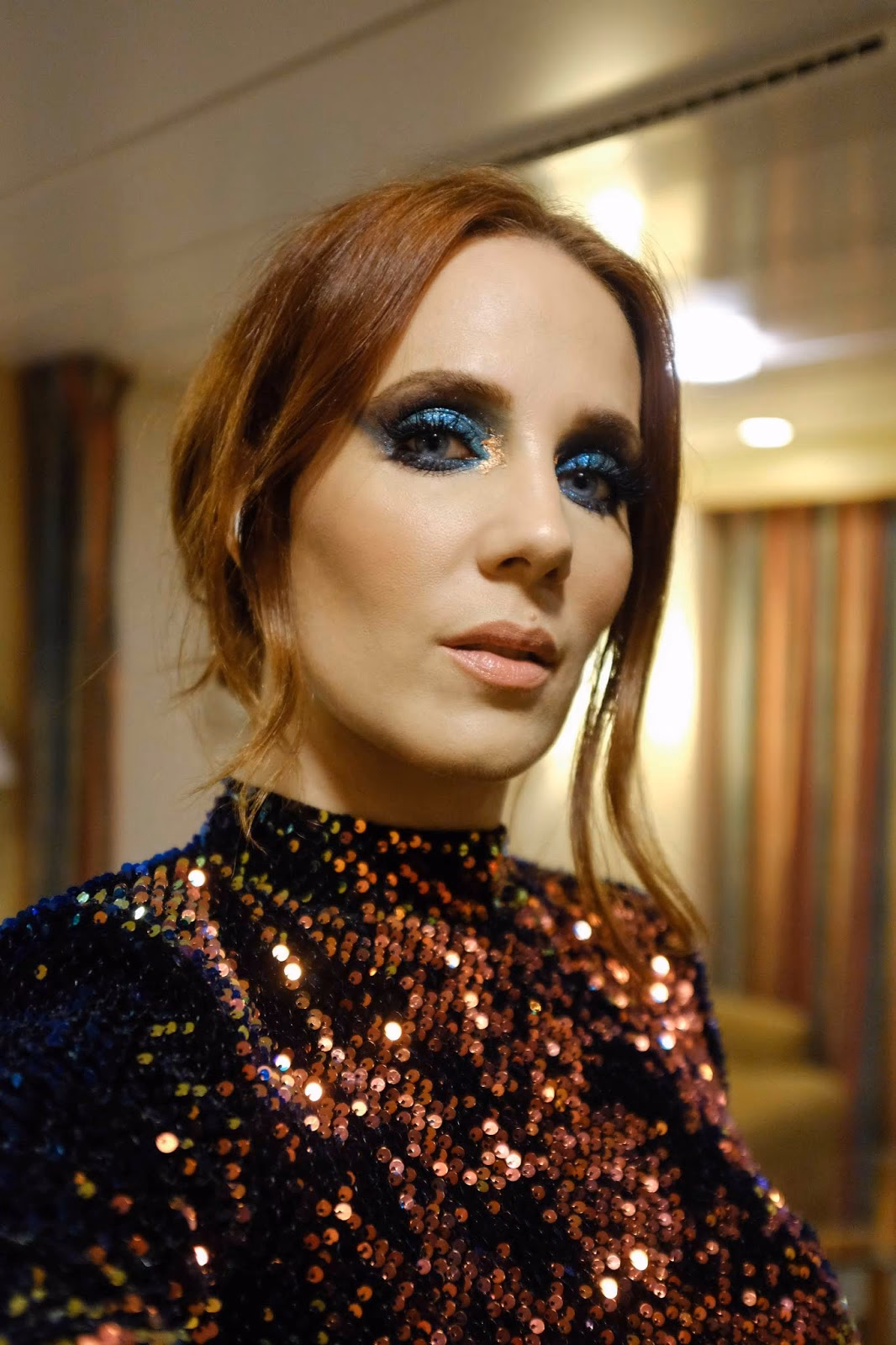 How many octaves can Simone Simons sing?