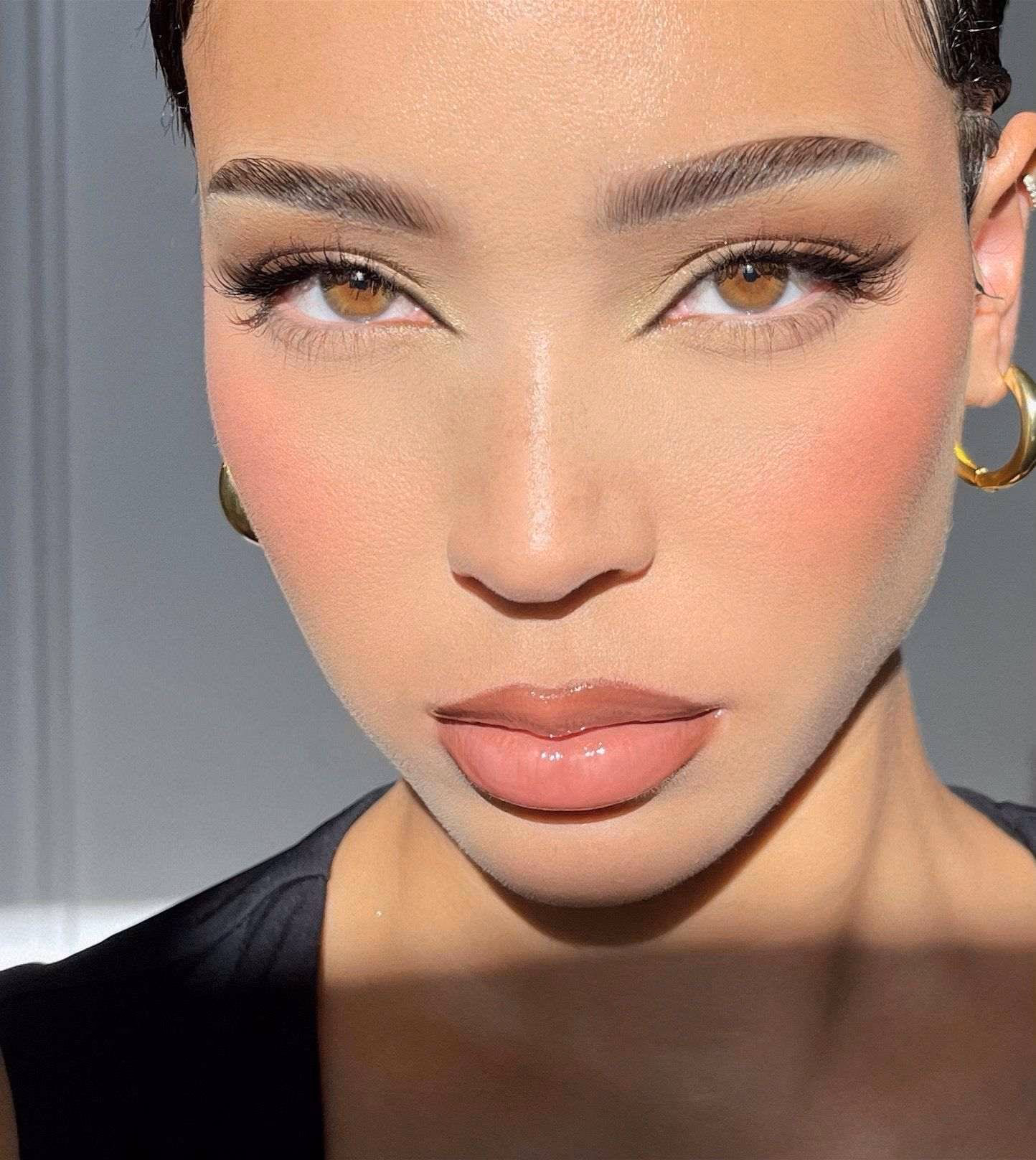 How do I make my eyes look siren?