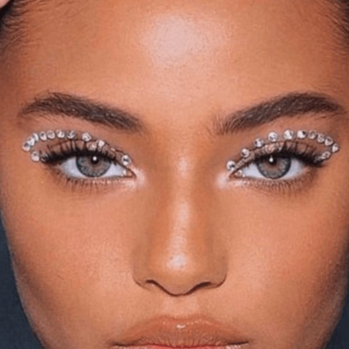 What is the difference between glitter and shimmer makeup?