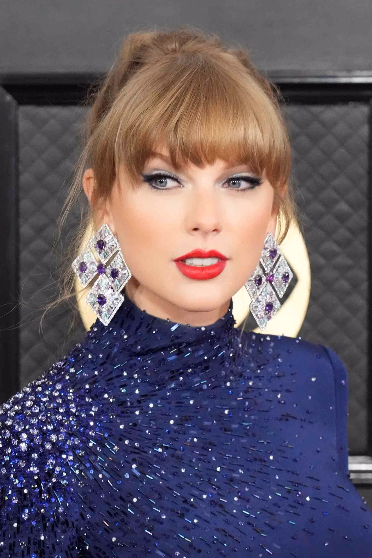 What is Taylor Swift's signature makeup look?