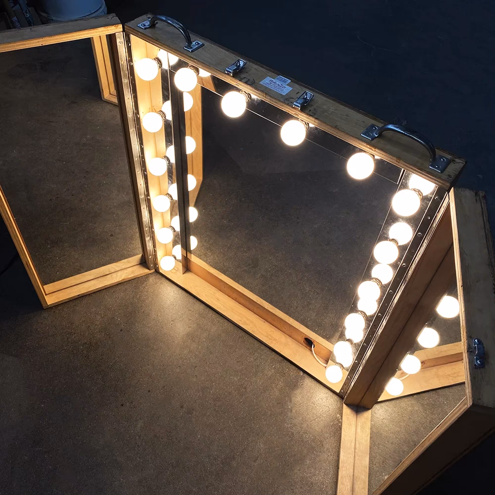 Does the Hello Kitty impressions mirror play music?