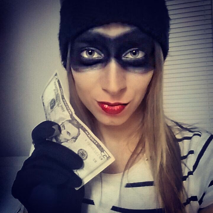 How to make pirate makeup?