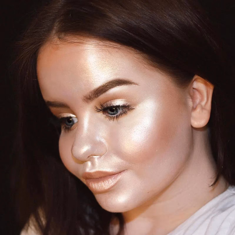 What are the effects of highlighter makeup?