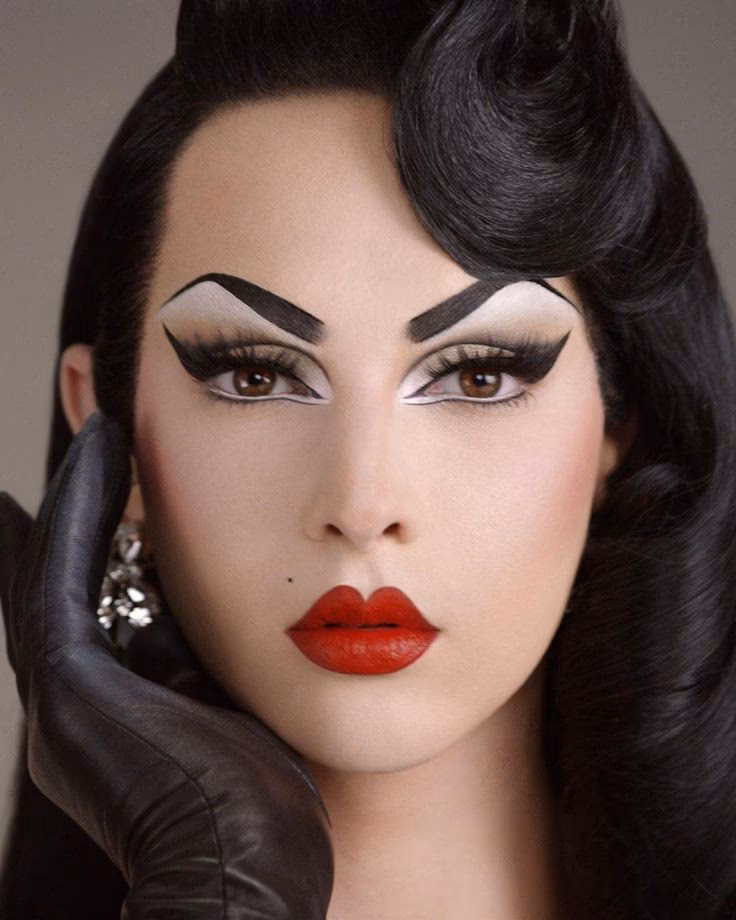 What is Violet Chachki's gender identity?