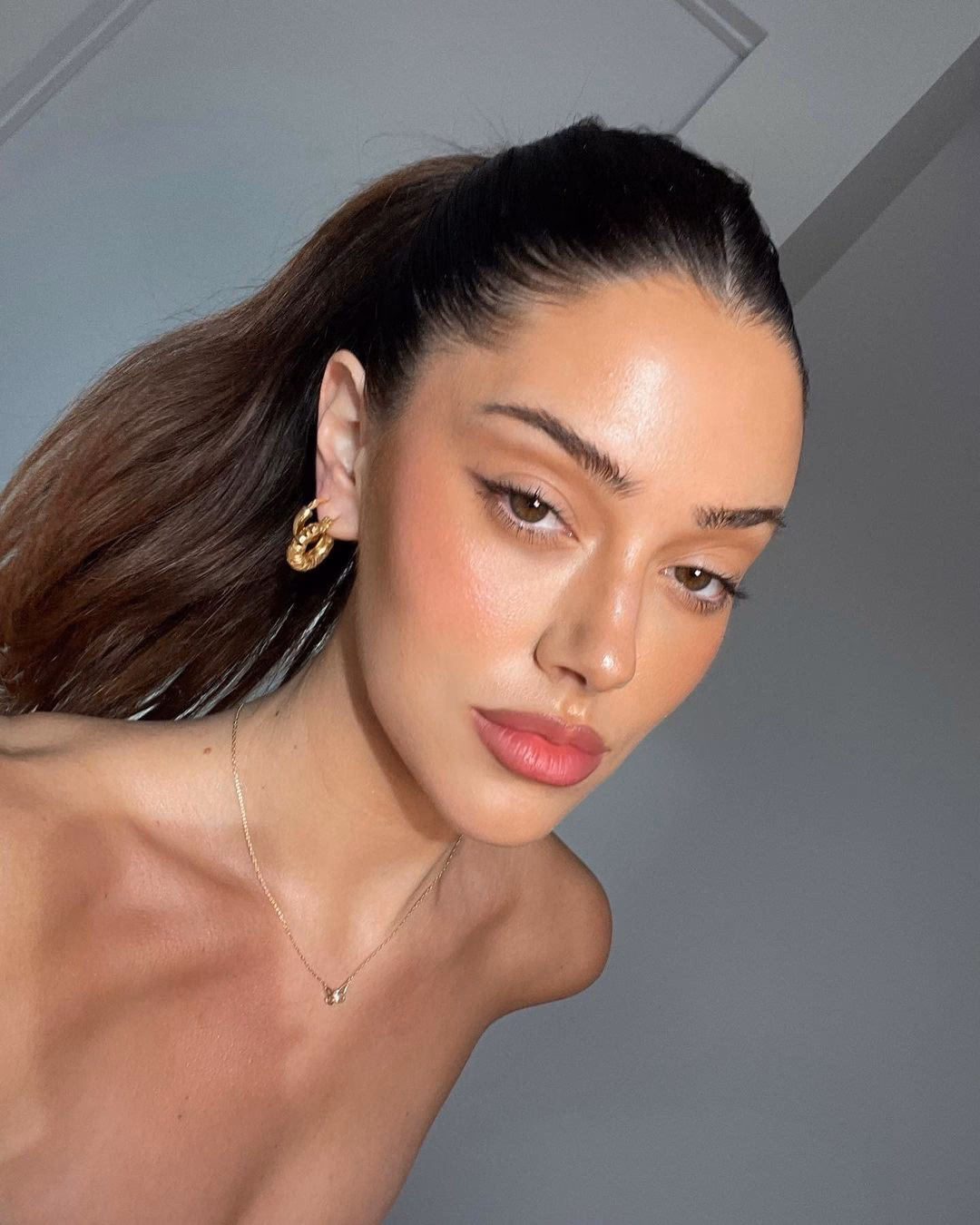 What is the difference between clean and natural makeup?